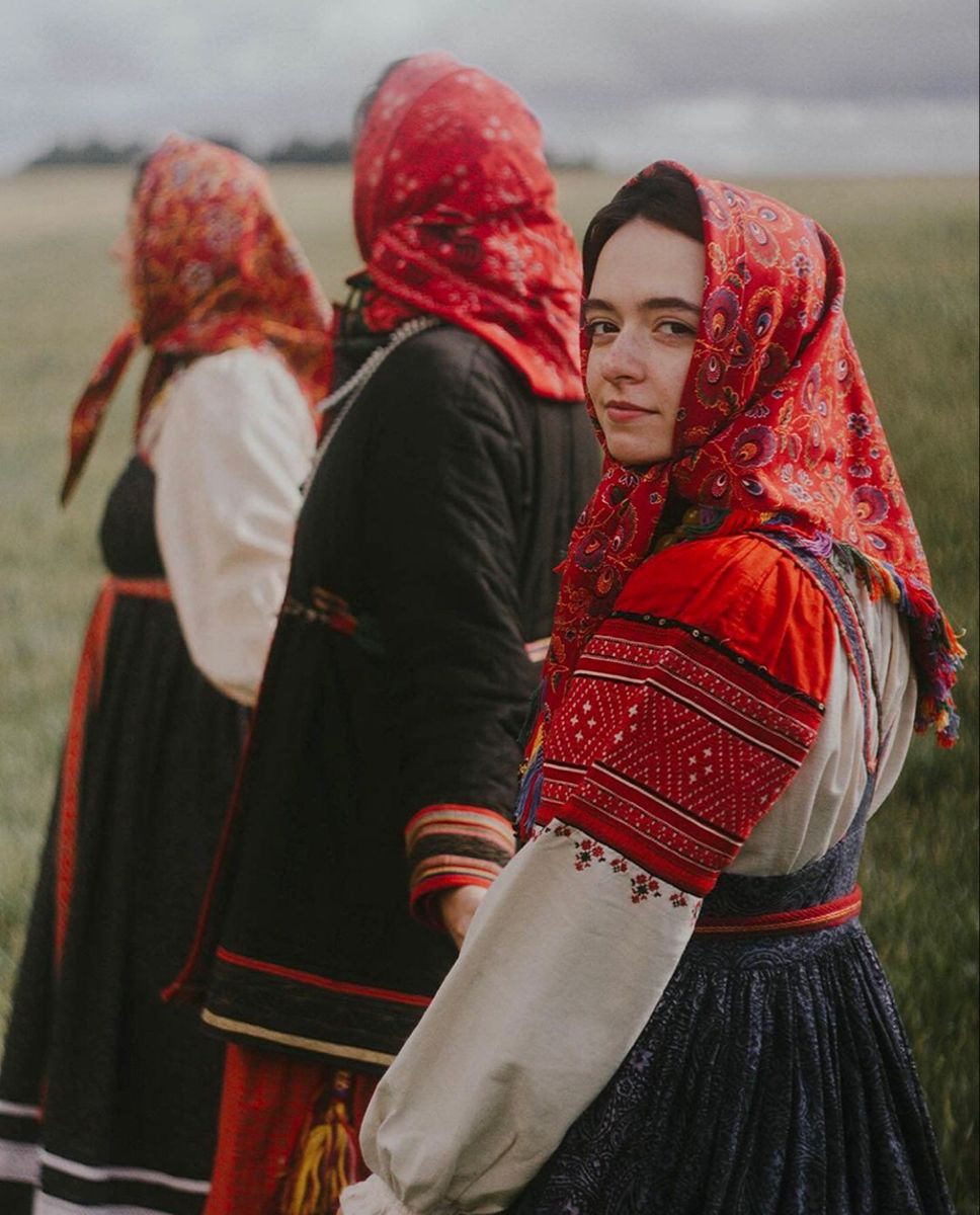 Women in Slavic costumes in Dublin